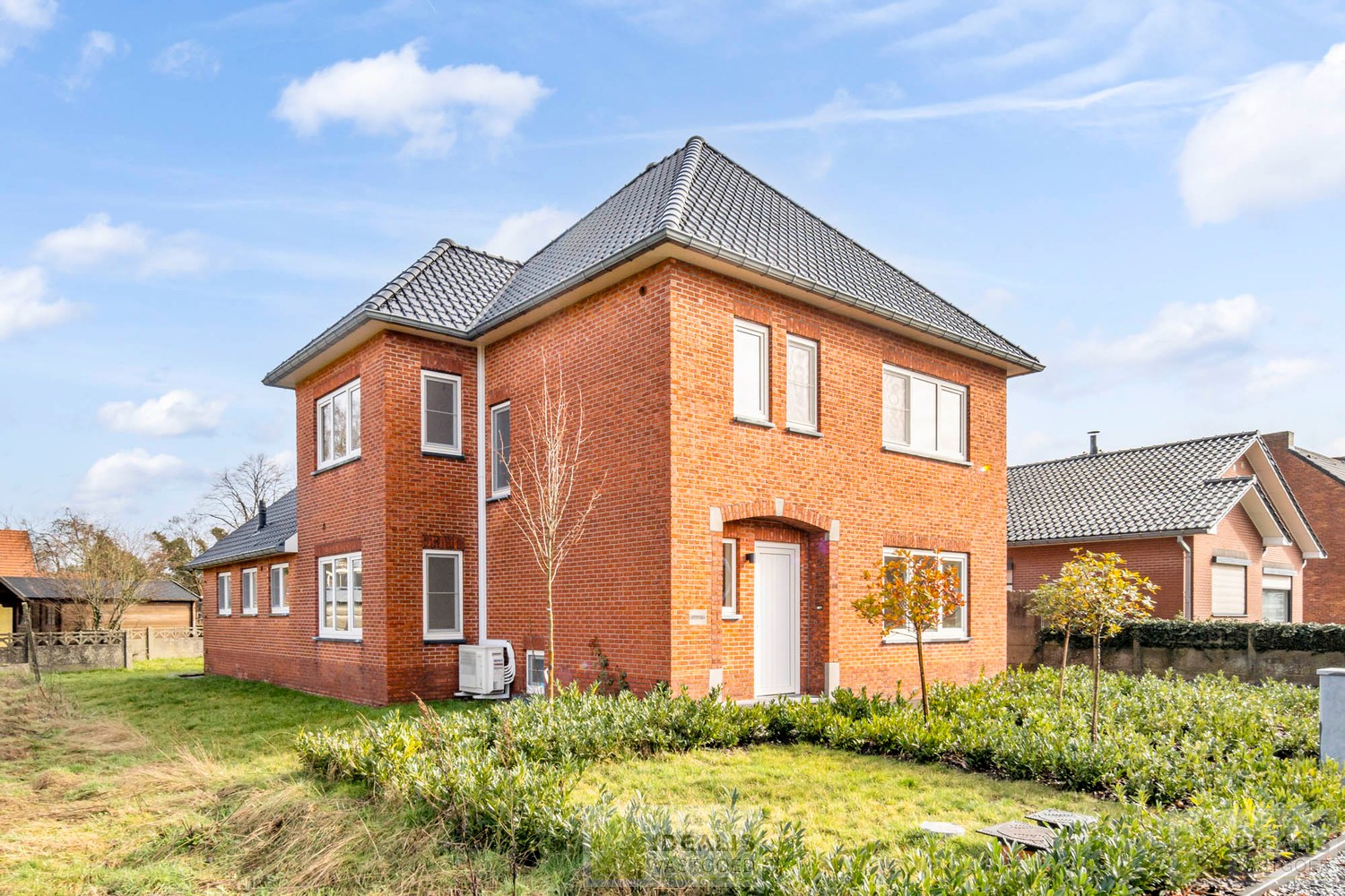 IDEALIS VASTGOED – Schitterend volledig vernieuwde woning met een heerlijke open leefruimte, luxe keuken, 3 ruime slaapkamers, twee badkamers én een ruime wasplaats! Dit heerlijke huis bevindt zich op een perceel van maar liefst 7a 94ca vlak bij het centr - foto 2