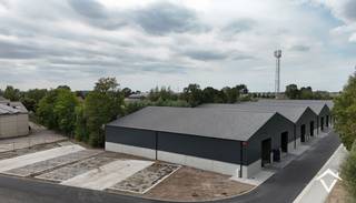 Op zoek naar een slimme investering of een nieuwe locatie voor je onderneming? <br />Ontdek deze gloednieuwe KMO-units in Werken (Kortemark), strategisch gelegen in een rustige en toegankelijke omgeving met vlotte verbindingen. <br /><br />Eigenschappen van de units:<br />• Geschikt voor opslag, atelier, productie of kleinhandel<br />• Ruime toegangspoorten <br />• 3 staanplaatsen inbegrepen <br />• Voorzien van nutsleidingen <br />• Moderne en energiezuinige constructie – ideaal voor ondernemers die duurzaam willen werken of investeren.<br />• op een toplocatie in de driehoek Diksmuide—Torhout—Roeselare<br />• Centraal in West-Vlaanderen voor optimale bereikbaarheid<br /><br /> Gelegen op een kleinschalig bedrijvenpark met professionele uitstraling.<br /> Ideaal voor zelfstandigen, kleine ondernemingen of investeerders.<br /><br />Grondwaarde € 73.306 - Constructiewaarde € 293.225, excl. kosten en BTW. <br /><br /> Interesse of meer info? Neem vandaag nog contact met ons op en ontdek de mogelijkheden!