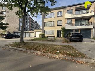 <p><span>Dans le quartier résidentiel agréable de « Buizegem », nous trouvons cet appartement de 3 chambres avec une terrasse ensoleillée, situé dans un petit immeuble très calme et bien entretenu comprenant 3 logements.</span></p><p><span>Un emplacement agréable avec beaucoup de verdure dans les environs immédiats et une bonne accessibilité. Le centre d'Edegem, les transports en commun et de nombreux commerces locaux sont tous accessibles à pied ou à vélo !</span></p><p><span> </span></p><p><span>Aménagement :</span></p><p><span>Nous entrons dans l'appartement par le hall d'entrée, équipé d'un WC séparé et d'un débarras pratique avec raccordement pour lave-linge/sèche-linge.</span></p><p><span>Nous arrivons ensuite dans le salon spacieux avec cheminée décorative, qui bénéficie d'une grande luminosité grâce aux grandes fenêtres. </span></p><p><span>Vous trouverez ensuite une cuisine basique, mais récemment rénovée, équipée d'une cuisinière à gaz avec hotte, d'un évier avec égouttoir et de nombreux rangements. </span></p><p><span>Enfin, un garage spacieux est disponible avec l'appartement, qu'il est obligatoire de louer pour 75 € par mois. </span></p><p><span> </span></p><p><span>Points forts : </span></p><p><span>·Situation centrale : à quelques pas de la Romeinse Put, des écoles, des transports en commun, des commerces, etc.</span></p><p><span>·3 chambres à coucher spacieuses </span></p><p><span>·Cave privée </span></p><p><span>·Place de parking obligatoire à louer pour 75 € par mois</span></p><p><span> </span></p><p><span>Infos utiles :</span></p><p><span>·Disponible immédiatement</span></p><p><span>·Frais mensuels : 10 €/mois (minuterie parties communes)</span></p><p><span>·Garantie locative 3 mois </span></p><p><span>·État des lieux 225 €</span></p><p><span>·PEB : 255 kWh/m²</span></p><p><span> </span></p><p><span>!!! NOUVEAU : PRENEZ DÈS À PRÉSENT VOTRE RENDEZ-VOUS VIA NOTRE MODULE EN LIGNE !!! </span></p><p><span>Rendez-vous sur la page de la propriété concernée sur notre site web www.habicom.be, puis cliquez sur le bouton rose « PLANIFIER UNE VISITE ».</span></p>