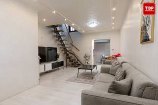 Deze woning is gelegen op amper 10 minuten fietsen van Gent centrum. Tal van winkelgelegenheden zijn te voet bereikbaar. Het Conducteurspark...