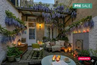 PRE-SALE op zaterdag 25/04/26 tussen 10u en 12u.Nabij het gemeentehuis van Schaarbeek, karaktervol duplex-appartement van 120 m².Het appartement biedt op de gelijksvloers:-een inkomhal met apart toilet-een ruime slaapkamer-een ruime, lichtrijke woonkamer met open volledig ingerichte keuken-een gezellig terras van 24m².de ondervedieping biedt:- een tweede ruime slaapkamer- een appart toilet - een badkamer- een berging/ wasruimte- een technisch locaal-Elektriciteit conform-EPC: G, 385 kWu/(m²jaar)-Kosten bedragen slechts 45 euro/ maand in deze kleine VMEDeze AI-visualisaties zijn bedoeld als inspiratie. Er werd geen rekening gehouden met technische specificaties, stedenbouwkundige voorschriften of de concrete mogelijkheden tot realisatie.De eigendom wordt aangeboden via de Pre-sale formule. Op25/04/2026 tussen 10:00 en 12:00 kan u de woning op afspraakkomen bezichtigen en een bod uitbrengen. De vermelde prijs iseen instelprijs. Voor meer info, gelieve contact op te nemenmet de dossierverantwoordelijke.Vaïk Géczy+32 456 72 15 89BESTEMMING: WoongebiedDISCLAIMER: Sommige afbeeldingen in deze presentatie zijn met AI gegenereerd om het potentieel van het pand te illustreren. Ze tonen niet de exacte, huidige staat. Aan deze beelden kunnen geen rechten worden ontleend. Bestuursmaatregelen in het maatregelenregister: in aanvraag