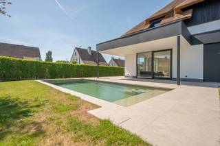 In een rustige en residentiële buurt van Knokke-Heist bevindt zich deze prachtige nieuwbouwwoning die luxe, comfort en esthetiek perfect...