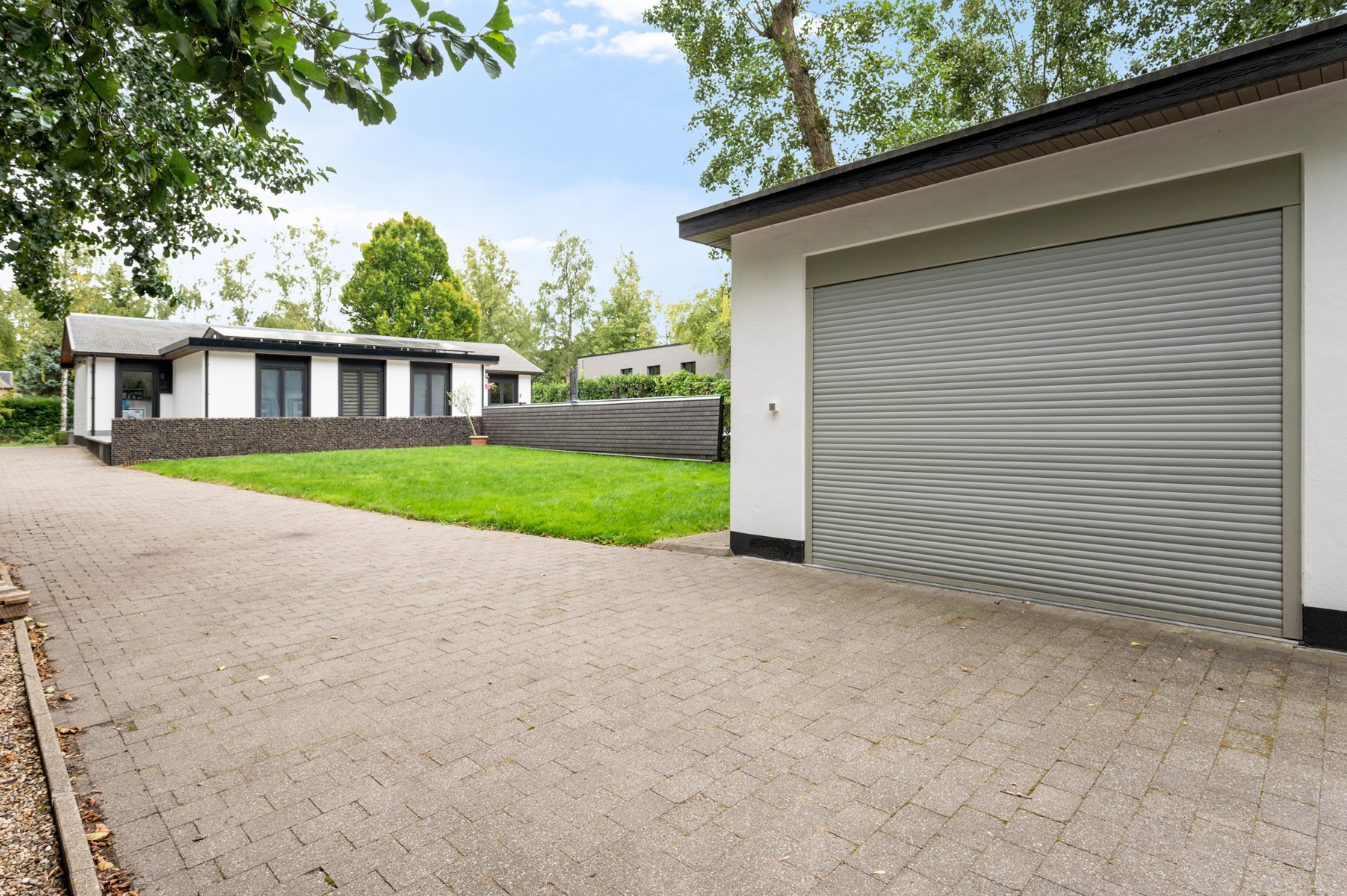 Lichtrijke laagbouwwoning met zwembad en werkplaats - foto 3