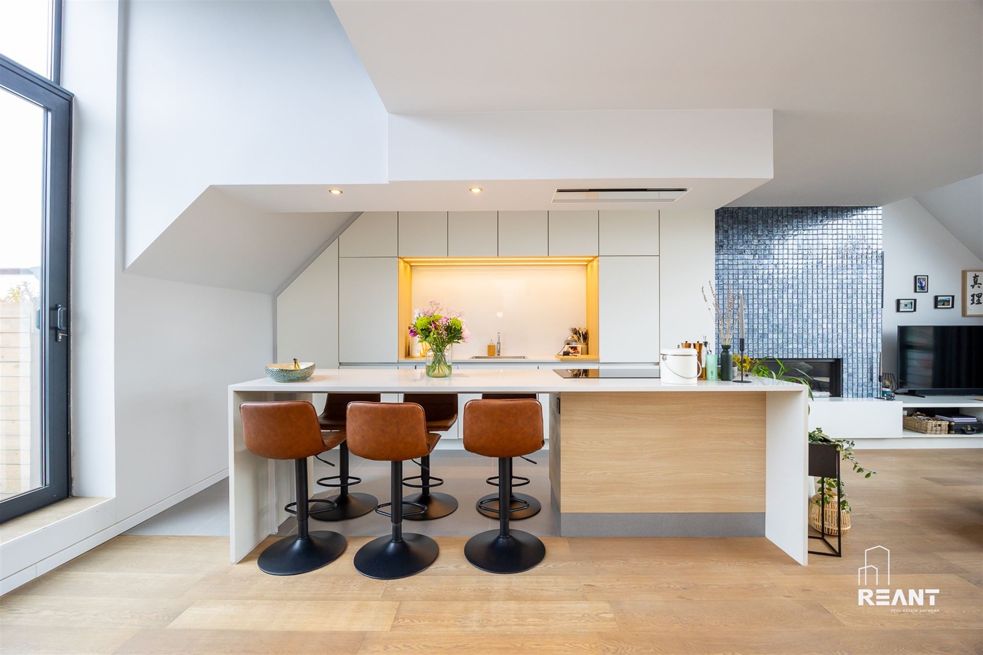 Lichtrijk duplexappartement met mezzanine en ruim terras. - foto 4