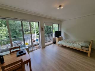 UCCLE – Montjoie neighborhood, near Bois de la Cambre, studio apartment with terrace. Comprising: Entrance hall, living room of ±18m² with terrace, bathroom, and kitchen (stove, range hood, refrigerator, freezer, microwave, washing machine). Provision for utilities: €90 (cold water, common areas). Available on 03/01/2026. EPC: F - Measurements given for information purposes only.y.