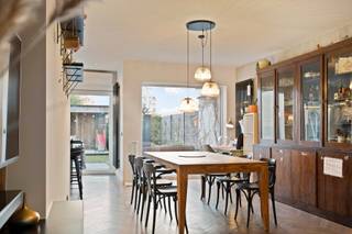 <p>Prachtig afgewerkte woning (bwj 2018) op 291 m², bestaande uit een inkomhal met afzonderlijk toilet, een gezellige leefruimte (visgraatparket) met eet- en zithoek, een volledig uitgeruste keuken, een praktische was/bergplaats en een private zuidgerichte tuin met aangelegd terras, tuinberging en overdekte lounge.<br />Op het eerste verdiep bevinden zich 3 slaapkamers, waarvan 1 ingericht als dressing, een nachthal met afzonderlijk toilet, een ingerichte badkamer (inloopdouche, ligbad en dubbele wastafel) en een vaste trap naar het 2de verdiep dat afgewerkt is als 4de slaapkamer met bergzolder en technische ruimte.</p>
<p><strong>Extra troeven:</strong></p>
<ul>
<li>
<p>Energiezuinig (E-peil 39 / label A)</p>
</li>
<li>
<p>Voorzien van airco’s (gelijkvloers en verdieping)</p>
</li>
<li>
<p>Conforme keuring elektriciteit</p>
</li>
<li>
<p>Bewoonbare oppervlakte van 166 m²</p>
</li>
<li>
<p>Regenwaterput</p>
</li>
<li>
<p>Private oprit + carport</p>
</li>
<li>
<p>Op wandelafstand van scholen, winkels, het centrum en openbaar vervoer</p>
</li>
<li>
<p>Instapklaar en kwalitatief afgewerkt</p>
</li>
</ul>
<p>Deze woning is te koop ZONDER makelaar via het concept van Smart Houses! Wenst u verdere inlichtingen of een bezoek? Contacteer rechtstreeks de eigenaar via <strong>0478/600.284</strong>.</p>