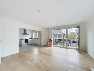 L'appartement est situé dans une rue calme à une courte distance du centre de Wolvertem, avec un emplacement idéal à proximité des écoles,...