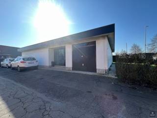 <p><span>RUIME WONING (GLVLRS) MET 2 SLPKS, GAR. EN TUIN</span></p><p><span> </span></p><p><span>Bent u op zoek naar een gezellige, instapklare woning met garage op een centrale ligging, dan is deze charmante witte bungalow, gelegen tussen Kruibeke en het pittoreske Bazel zeker het bezoeken waard !</span></p><p><span> </span></p><p><span>De ruime woning (± 172 m² volgens het EPC) treed je binnen via een grote inkomhal met apart toilet. Vervolgens vind je een grote leefruimte met veel lichtinval en een praktische keuken die voldoende werk- en opbergruimte biedt en voorzien is van alle comfort , gevolgd door een veranda.</span></p><p><span> </span></p><p><span>Verder zijn er 2 volwaardige slaapkamers en een vernieuwde badkamer, waarin een groot meubel met dubbele lavabo, bad en inloopdouche met uniek verlichte sterrenhemel geïnstalleerd werden.</span></p><p><span> </span></p><p><span>Aansluitend aan de veranda bevindt zich een aangenaam terras en een gezellig en goed geörienteerde tuin (totale perceelgrootte = 500 m²). </span></p><p><span> </span></p><p><span>Kortom, deze woning is ideaal voor zowel jonge als iets minder jonge personen die gelijkvloers, comfortabel en centraal willen wonen!</span></p><p><span> </span></p><p><span>EPC = Label D</span></p><p><span> </span></p><p><span>Wenst u graag meer info of bent u geïnteresseerd in een plaatsbezoek? </span></p><p><span>Gelieve ons dan te contacteren op het nummer 03 775 41 88 of mail naar </span><span><span>Christel@vastgoed-smet.be</span></span><span> </span><span> </span><span> http://<span>www.vastgoed-smet.be</span></span></p><p><span> </span></p><p><span>De verstrekte gegevens/informatie (zowel online als gedrukt) worden vrijblijvend verstrekt, enkel ter inlichting, zonder contractuele verbintenis of garantie van onzentwege en kunnen op ieder ogenblik gewijzigd worden</span></p><p><span> </span></p>