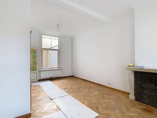 Charmante maison lumineuse à louer dans le centre de Bruges avec 4 chambres, une cour et une terrasse avec vue sur la tour du Hall. La maison est située dans un endroit calme à quelques pas de la place du marché.Disposition : étage supérieur : hall d'entrée - salon - cour de ville - cuisine entièrement équipée - sous-sol spacieux.1°V. : salle de bain avec WC, lavabo et douche.2°V. : 2 chambres spacieuses - terrasse avec vue dégagée.3°V. : 2 chambres spacieuses.Dans l'ensemble : - Prix de location : 825,00 €/mois - Gratuit à partir du 01/02/2026Le moyen le plus rapide pour visiter cette propriété ? Demandez votre visite via le bouton rose de notre site Web (www.dewaele.com) et vous serez contacté.