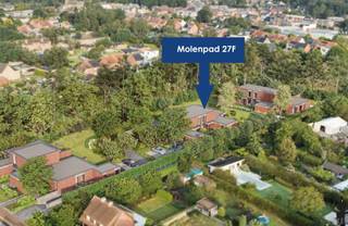 <p><strong>Dit duplex villa-appartement aan Molenpad 27F is voorzien van 3 slaapkamers </strong>en is gelegen op een grondstuk van ca. 210m². We komen binnen via de inkomhal, met daar een<strong> gastentoilet, vestiaire en 1e </strong><strong>berging / wasplaats.</strong> Vanuit de inkomhal stappen we binnen in de ruime en lichtrijke "doorzon" <strong>woonkamer</strong> met een open <strong>leefkeuken. </strong>Via een grote schuifraam bereikt u het <strong>terras van 29m²</strong>, dat naadloos overloopt in een <strong>privétuin van 30m² met ideale west oriëntatie. </strong>Deze tuin is op zijn beurt verbonden met de <strong>gemeenschappelijke tuin</strong>, waardoor u zowel privacy als een groen uitzicht geniet. Op de verdieping vinden we <strong>3</strong> <strong>slaapkamers</strong>, elk met voldoende licht en ruimte. De <strong>badkamer (met daglicht) </strong> is uitgerust om aan alle comfort te voldoen en is ruim genoeg voor zowel een ligbad als inloopdouche. Vervolgens nog een apart toilet op de nachthal, en een 2e <strong>berging. </strong>Tot slot beschikt de woning over een <strong>afzonderlijke fietsenberging aan de voordeur,</strong> en zijn er <strong>ondergrondse autostaanplaatsen</strong> en <strong>fietsenstallingen</strong> beschikbaar. Voor bezoekers zijn er <strong>bovengrondse autostaanplaatsen en een fietsenstalling</strong> voorzien.<u><br /></u></p>
<p>Wonen in een landelijke, groene en rustige omgeving en toch op <strong>wandelafstand het gezellige dorpscentrum </strong>van Vosselaar: Dat is residentie "<strong>Molenakker</strong>” gelegen aan Molenpad, een rustige straat gelegen op een steenworp van het centrum van Vosselaar en op enkele minuten van invalswegen zoals de Antwerpsesteenweg en met een uitstekende verbinding naar de E34 Antwerpen - Eindhoven. Supermarkten, bakker, slager, enz. bevinden zich allemaal in de directe omgeving. Het nieuwe gebied wordt voorzien van bezoekersparking alsook van een ondergrondse (privé) garage voor bewoners. Het terrein wordt afgesloten met een poort en het groene karakter wordt gewaarborgd door een prachtig tuinontwerp, waarbij de volwassen bomen bewaard blijven. Uw fiets stalt u probleemloos in uw eigen <strong>tuinberging.</strong><br /><br /><u>Aanbod en prijzen</u><br />Wij bieden u hier <strong>6 villa-appartementen </strong>aan met <strong>3 slaapkamers en aangename terrassen al dan niet met privétuinen, naadloos in connectie met aan aangelegde, gemeenschappelijke tuin. </strong>Er is keuze tussen <strong>gelijkvloers wonen of met de slaapkamers op de verdieping</strong>.</p>
<p>Prijzen starten vanaf 447.310 EUR, exclusief staanplaats en aankoopkosten. <strong>De woningen kunnen bovendien aangekocht worden aan 6% BTW</strong>. Inclusief 6% BTW, registratierechten, ereloon notaris, aktekosten, nutsvoorzieningen en 1 staanplaats geeft dit totaalprijzen vanaf +/- 515.000 EUR.<br /><br /><u>Technieken en afwerking</u><br />Een E-peil &lt;20 wordt u gegarandeerd: Hoogwaardige isolatie en duurzame technieken (<strong>vloerverwarming, individuele warmtepomp met geothermie, </strong>superisolerende beglazing, ventilatiesysteem D, <strong>regenwaterrecuperatie) </strong>worden gecombineerd met een warme, hedendaagse architectuur (inspiratie Turnhoutse school). Deze aardgasvrije woning is klaar voor de toekomst.<br /><br />De afwerking is tot in de puntjes, naar uw smaak en met afgesproken budgetten bij gekende leveranciers voor de keuken, badkamer, vloeren en binnendeuren. <strong>Momenteel heeft u uiteraard nog inspraak in de afwerking.</strong><br /><br />Dankzij de <strong>Wet Breyne</strong> bent u volledig beschermd met een voltooiingswaarborg en betaalt u naar gelang de werken vorderen.</p>
<p><u> </u></p>