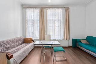 In Schaarbeek bevindt zich deze ruime woning van 154 m² (volgens EPC), verdeeld over 4 niveaus.<br /><br />Op het gelijkvloers vindt u een verhuurde studio, ideaal als extra opbrengst. De eerste verdieping omvat de leefruimte met uitgeruste keuken en douchekamer. De bovenverdiepingen bieden 4 slaapkamers en een tweede douchekamer.<br /><br />Divers: Dubbele beglazing in PVC, elektriciteit conform (3 elektriciteitsmeters), stedenbouwkundige inlichtingen en kadastrale gegevens aanwezig, verwarming op aardgas (2 gasmeters), kelder aanwezig.<br /><br />Deze eigendom combineert ruimte, functionaliteit en opbrengstpotentieel, waardoor het een uitstekende opportuniteit is voor zowel eigen bewoners als investeerders.<br /><br />
