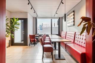 Voor meer info of een bezoek, mail naar matthias@colorcasa.be!Horeca zaak te Huur. Deze zaak is gelegen in de dorpskern van Wolvertem met voldoende...