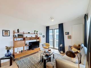 Bruxelles : Appartement 2 chambres avec terrasse.<br />Cet appartement dispose de tout le confort nécessaire et d'un accès facile à la ville.<br /><br />L'appartement se compose d'un hall d'entrée avec une toilette séparée, d'un séjour spacieux avec une cuisine ouverte et équipée, et d'un débarras.<br />De plus, cet appartement comprend 2 grandes chambres et une salle de bain avec baignoire.<br /><br />Cet appartement est fini avec des matériaux de haute qualité et, en tant que locataire, vous bénéficiez également d'un local à vélos commun. <br /><br />Charges : 150 EUR/mois pour les frais communs, le chauffage et l'eau chaude.<br /><br />Souhaitez-vous visiter cet appartement ? Veuillez demander un rendez-vous via notre site web www.dewaele.com.<br />