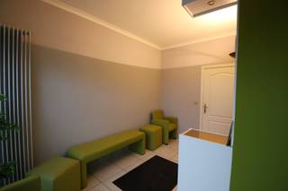 Goed gelegen handelsruimte te huur in Beringen!<br /><br />De praktijkruimte is ook geschikt voor verschillende doeleinden:<br />- Tandartsenpraktijk (ook inboedel hiervoor aanwezig)<br />- Schoonheidsspecialist(e)<br />- Medische pedicure<br />- Nagelstyliste<br />- Fysiotherapeut<br />- Tattoo shop<br /><br />De wachtruimte kan ook dienst doen als winkel voor verkoop van producten.<br /><br />De huurprijs is 950 euro + voor de verwarmingskosten en water wordt er een forfaitair bedrag gevraagd van 250 euro per maand.<br /><br />Let op: Het energieprestatiecertificaat werd opgemaakt voor de plaatsing van de nieuwe ramen! <br /><br />Het pand is onmiddellijk beschikbaar!<br /><br />Wenst u een afspraak of meer info?<br />U kan ons bereiken via evelien@vastengoed of via 014/ 72 73 74.