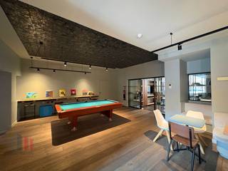 Gelegen aan het Zuid te Gent, bevindt zich deze <strong>karakteristieke instapklare kantoorruimte</strong>. Uitstekend bereikbaar met het openbaar vervoer en op wandelafstand van het <strong>stadscentrum</strong>. Dankzij de dichte nabijheid van de stadsring en de Fly-Over is er een zeer vlotte verbinding naar de R4, E40 en de E17.<br /><br />De kantoorruimte van 324 m² is verdeeld over het gelijkvloerse en de eerste verdieping. Op het gelijkvloers bevinden zich een ruime inkomhal, een vergaderruimte, een volledig uitgeruste keuken/bar, een sociale ruimte en <strong>open space burelen</strong>. Verder zijn er op het verdiep nog 2 extra vergaderzalen aanwezig, bijkomende kantoorruimte en sanitaire voorziening. Bovendien biedt het gebouw een privatieve en aangename <strong>stadstuin</strong>, ideaal voor ontspanning tijdens de lunchpauze. Er zijn tevens optioneel parkeerplaatsen voorzien aan de achterzijde van het gebouw.<br /><br />Neem vandaag nog contact op met <strong>PANORAMA B2B GENT KANTOREN</strong> voor meer informatie of om een vrijblijvend plaatsbezoek in te plannen via het nummer <strong>0477 44 39 30</strong>.