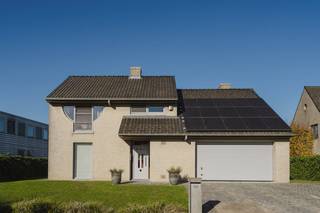 Venez découvrir cette propriété lors de la pré-vente le samedi 29/11 entre 9h et 10h30, sur rendez-vous uniquement. Spacieuse maison familiale prête...