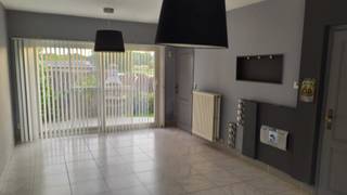 Wonen in rust, licht en groen – unieke bungalow met zicht op de DendervalleiStel je voor: thuiskomen in alle rust, omringd door groen, met een open...