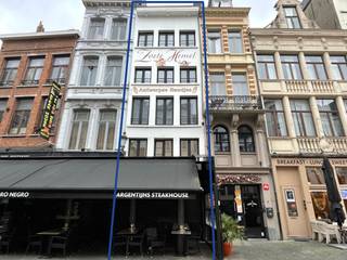 Vous recherchez un excellent investissement avec un rendement encore meilleur ? Alors n'hésitez pas à jeter un œil à cet immeuble de rapport au cœur battant de la ville des biscuits ! Ce bâtiment contient un rez-de-chaussée commercial avec un espace bureau, une kitchenette et des toilettes. De plus, aux trois étages supérieurs, vous trouverez un studio avec une cuisine équipée, une chambre et bien sûr une salle de bain. Ce bâtiment pourrait être votre billet pour un avenir florissant dans la vibrante Anvers !
<p>Actuellement loué à 3 811,50 €/mois ce qui fait 45 737,99 € en base annuelle. Cela se traduit par un joli rendement de 5%.</p>
<p>Données techniques : Cave sèche et détecteurs de fumée disponibles ! Tout a été récemment rénové, y compris : les fenêtres, l'électricité, etc. Les studios bénéficient d'un label EPC B favorable !! Chauffage central au gaz.</p>
<p>Informations urbanistiques, certificat de sol et certificat amiante sur demande. N'est pas situé dans une zone à risque d'inondation (score P et G C). Obligation de rénovation non applicable.</p>