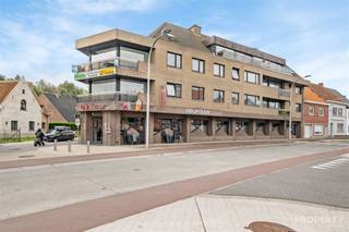 !! TE KOOP!! Ben je op zoek naar een succesvolle handelszaak met een uitzonderlijk rendement? Dan is café ‘Vrij Polen’ jouw droominvestering! Dit bruisende café is gelegen in het hart van Oostrozebeke. De zaak is momenteel succesvol verhuurd, draait uitstekend en geniet van een fantastisch bruto rendement van maar liefst 10%. Het pand bestaat uit een café, aparte feestzaal, sanitaire blok, rokersruimte, keuken en een grote kelder. Grijp deze unieke kans en verzeker jezelf van een uitstekende investering! Neem vandaag nog contact op voor meer informatie op het nummer 056 96 08 00 of via info@property-vastgoed.be