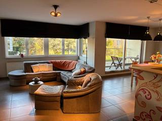 Lichtrijk, modern en instapklaar 2-slaapkamerappartement met een bewoonbare opp van 100 m², een terras van 16m² en een garage van 12 m²Stap binnen in...