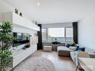 Modern gerenoveerde, bemeubelde studio op de 3e verdieping nabij Zurenborg. Ruime en lichte woonkamer op vernieuwde laminaatvloer. Open...