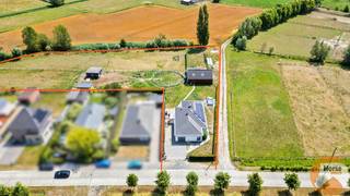 LOCHRISTI - In een rustige en groene omgeving bevindt zich deze open bebouwing op een perceel van bijna 70 are. Het domein is volledig omheind...