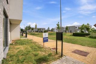 Recente woning (2023), met 3 slks en tuin met uitweg in een mooie autoluwe buurt te Heule. De private carport ligt op slechts 60 meter van de woning.<br /><br />Deze woning, die bijzonder goed verzorgd is, staat te koop. Op het einde van de straat, omgeven door groen. Inkom met apart toilet, trap naar het verdiep en lichtrijke leefruimte. Deze leefruimte heeft echt wel grote raampartijen en kijkt telkens uit op groen.<br />De volledig uitgeruste keuken heeft vele kastruimte en toegang tot een aparte berging.<br />Het verdiep bevat 3 volwaardige slaapkamers. Apart op de gang is er een toilet. De badkamer is ook volledig voorzien: ligbad, wastafel en douche.<br />De tuin is omheind, heeft een uitweg, aangenaam terras,..<br /><br />PLUSPUNTEN:<br />+ LIGGING<br />+ Zonnepanelen, EPC A<br />+ vlot bereikbaar