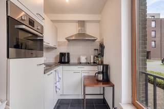Cet appartement d'une chambre moderne et économe en énergie (label EPC B) est situé dans la paisible Christine d'Haenstraat, à proximité du centre-ville animé et du Damse Vaart. Grâce à sa proximité avec les commerces, les arrêts de bus et autres commodités, cet appartement allie le charme de la banlieue tranquille aux commodités de la vie citadine.<br /><br />L'appartement offre un espace de vie lumineux, une cuisine entièrement équipée avec une chambre confortable. La salle de bain dispose d'un lavabo, d'une douche et de toilettes. <br /><br />De plus, le bâtiment dispose d'un local à vélos commun. Cet appartement prêt à emménager est idéal pour ceux qui recherchent la paix, le confort et un excellent emplacement !<br /><br />Disposition :<br />Rez-de-chaussée<br />- Espace de vie avec cuisine ouverte <br />- Salle de bain avec lavabo, douche et toilettes<br />- Chambre à coucher avec placard intégré<br /><br />Registre des mesures: non