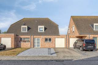 <span><span>Op een <strong>rustige locatie</strong> nabij het <strong>centrum van Nieuwkapelle</strong> bevindt zich deze ruime en <strong>instapklare gezinswoning</strong>. Met een <strong>vlotte verbinding</strong> naar Diksmuide, een prachtig <strong>groen verzicht</strong> en het <strong>comfortgehalte</strong> van de woning is dit de ideale eigendom voor <strong>gezinnen</strong> of als <strong>opbrengsteigendom</strong>.</span></span><br /><br /><span><span><u>Indeling van de ruimtes:</u><br />Gelijkvloers: Via de inkomhal met apart gastentoilet krijgt u toegang tot een lichtrijke en gezellige woonkamer met open, ingerichte keuken. Vanuit de leefruimte heeft u via het schuifraam direct toegang tot het terras en de tuin. De inpandige garage is bereikbaar via de keuken en beschikt over een buitendeur naar de tuin. De tuin is bovendien ook achteraan toegankelijk. <br />Eerste verdieping: 3 slaapkamers, waaronder 2 ruime kamers en <strong>1 p</strong><strong>olyvalente ruimte</strong> (ideaal te benutten als kinderkamer, bureau, dressing, ...). Daarnaast bevindt zich hier ook de badkamer met <strong>dubbele lavabo, toilet, douche en bad</strong>. <br />Tweede verdieping: <strong>Bergzolder</strong> met veel ruimte.<br /><br /><u>Troeven:</u></span></span>
<ul>
<li><span><span>Rustige ligging in Nieuwkapelle met een <strong>vlotte verbinding</strong> naar Diksmuide;</span></span></li>
<li><span><span>Verzicht op het <strong>groen</strong>;</span></span></li>
<li><span><span><strong>Extra voorzieningen</strong>, onder andere een waterverzachter en geïntegreerde geluidsaansluiting in de hoeken van de leefruimte;</span></span></li>
<li><span><span>Inpandige garage;</span></span></li>
<li><span><span><strong>Ruim tuinhuis</strong> en bergzolder;</span></span></li>
<li><span><span>Ideaal als <strong>eigen woonst</strong> of als <strong>opbrengsteigendom</strong>.</span></span></li>
</ul>
<span><span>Wenst u meer info of een bezoek ter plaatse? Neem contact met ons kantoor en we begeleiden u graag verder tijdens een plaatsbezoek. Dit kan op het nummer <strong>051 50 11 51</strong> of per mail via diksmuide@diksimmo.be. </span></span>