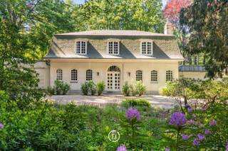 Verscholen in het groen en bereikbaar via een private dreef bevindt zich deze charmante villa in Franse stijl, subliem gelegen op een uitzonderlijk domein van 2,66 ha midden in de bossen, en toch op wandelafstand van het centrum van Beernem. De eigendom geniet van een uitgesproken parkgevoel met absolute rust, volledige privacy en prachtige open zichten op de fraai aangelegde tuin.<br /><br />De villa beschikt over een bewoonbare oppervlakte van 496 m² en omvat royale leefruimtes waaronder een orangerie met open haard, een gezellige zithoek met kachel, een eetplaats en een binnenzwembad met ontspanningsgedeelte, allen uitkijkend op de tuin. Verder is er nog een dubbele garage en 2 kelders.<br /><br />Op de verdieping treft men een douchekamer, apart toilet en 4 slaapkamers waaronder een ruime master bedroom met ensuite badkamer. <br /><br />De tuin is met zorg aangelegd met sierlijke borders, volwassen bomen en diverse rustpunten. Daarnaast beschikt het domein over een moestuin en private wandelmogelijkheden in de eigen omliggende bossen, een unieke natuurbeleving in eigen tuin.<br /><br />Wat deze eigendom werkelijk bijzonder maakt, is de zeldzame combinatie van een discreet verscholen ligging midden in het groen en toch de onmiddellijke nabijheid van het centrum van Beernem, winkels, scholen en de op- en afrit van de E40.<br /><br />Mits renovatie kan deze eigendom worden omgevormd tot een uitzonderlijke residentie op een unieke toplocatie waar charme, rust, natuur en bereikbaarheid perfect samenkomen.