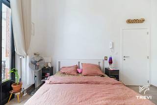 <strong>SINT-GILLIS – Ideaal gelegen in de Maurice Wilmottestraat, niet ver van het Kasteleinsplein, in de directe nabijheid van winkels, restaurants en openbaar vervoer, in een schitterend volledig gerenoveerd herenhuis (met in totaal 7 kamers en 5 douchekamers), prachtige kamer in een gedeelde woning van ±25m² gelegen op de 1e verdieping aan de achterzijde. De kamer beschikt over een mooie slaapruimte, een aparte bureauruimte en een eigen douchekamer (douche, wastafel). Provisie voor lasten van € 150/maand (koud water, warm water, verwarming, gemeenschappelijke delen, elektriciteit, verzekering). EPC F! Beschikbaar vanaf 01/11/2026. Afmetingen worden ter indicatie gegeven.</strong><br /><br />
<p><u>Op de 1<sup>e</sup> verdieping (aan de achterzijde):</u></p>
<p> </p>
<p>Kamer van ±25m² omvattende:</p>
<ul>
<li>Een mooie slaapruimte</li>
<li>Een aparte bureauruimte</li>
<li>Een eigen douchekamer (douche, wastafel)</li>
</ul>
<p> </p>
<p>Gemeenschappelijke ruimtes: Het huis werd volledig gerenoveerd en telt in totaal 7 kamers en 5 douchekamers.</p>