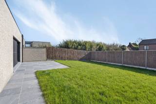 <span><span>Verkaveling '<strong>Tabaksveld</strong>' is een prachtige nieuwbouwrealisatie van <strong>2 tijdloze en uiterst kwalitatieve halfopen woningen</strong>. De woningen zijn gelegen op het einde van een doodlopende straat in een recente verkaveling en met een zeer vlotte verbinding naar de diverse buurgemeenten. Deze bijzondere troeven prikkelden de bouwheer om hier 2 comfortabele en uiterst energiezuinige woningen op te trekken. <br />Beide woningen beschikken over <strong>heel wat parkeermogelijkheden</strong> dankzij de inpandige <strong>garage + carport</strong>. Men koos resoluut voor een strakke architectuur met uitsluitend duurzame materialen. Hierdoor passen de woningen perfect in het straatbeeld en wordt er tegelijk een tijdloze uitstraling gecreëerd. <br />Deze woningen zijn ideaal als vaste woonplaats, maar ook als veilige investering met groeiende meerwaarde.<br /><br />Deze twee halfopen woningen werden opgetrokken in een <strong>stijlvolle, strakke en moderne architectuur</strong>. De combinatie van wit gevelmetselwerk en antraciet aluminium schrijnwerk zorgt voor een eigentijdse uitstraling van de woning. Beide eigendommen beschikken bovendien over een carport naast de woning met inpandige garage.<br /><br /><u><strong>Indeling:</strong></u><br /><strong>Woning 2</strong> is gelegen op een perceel van 488 m2 en telt maar liefst 172 m2 aan bewoonbare oppervlakte.<br />We betreden de woning via de inkomhal met trap en apart gastentoilet. Vervolgens komen we in de woonkamer met zitplaats, eetruimte en open keuken met kookeiland. Hierdoor wordt op het gelijkvloers een zeer mooi <strong>open en ruimtelijk gevoel</strong> gecreëerd. Via de keuken heeft u toegang tot de berging en de inpandige garage. In de berging werd ook een buitendeur voorzien naar de <strong>carport</strong>.<br />Op de bovenverdieping telt deze woning <strong>3 ruime slaapkamers</strong> (waarvan 1 met dressing) met mogelijkheid om een vierde slaapkamer te realiseren (i.p.v. bureau in de nachthal). Daarnaast treffen we hier ook een afzonderlijk toilet en <strong>2 aparte badkamers</strong>.<br />Buiten geniet u de hele dag van de zon in uw <strong>zuidwest gerichte tuin</strong> met terras.<br /><br /><u><strong>Wat maakt Tabaksveld uniek?</strong></u></span></span>
<ul>
	<li><span><span><strong>Kleinschalig project</strong>;</span></span></li>
	<li><span><span>rustig gelegen op het einde van een <strong>doodlopende straat</strong>;</span></span></li>
	<li><span><span>kwalitatieve architectuur en strakke, moderne afwerking;</span></span></li>
	<li><span><span>gebruik van uitsluitend <strong>duurzame materialen</strong>;</span></span></li>
	<li><span><span>3 tot 4 slaapkamers;</span></span></li>
	<li><span><span><strong>zuidwest</strong> gerichte tuinen;</span></span></li>
	<li><span><span>zeer veel <strong>parkeermogelijkheid</strong>;</span></span></li>
	<li><span><span>...</span></span></li>
</ul>
<span><span> -> REEDS ENKELE PRIJSUPGRADES WERDEN GEIMPLEMENTEERD NAAR AANLEIDING VAN VERDERE AFWERKING. VRAAG HET OVERZICHT AAN DE MAKELAAR.<br />(De woningen worden binnenkort volledig afgewerkt).<br /><br />Wenst u meer info over deze unieke nieuwbouwrealisatie in Houthulst? Maak nu uw afspraak via <strong>051 501 151</strong> of via <strong>diksmuide@diksimmo.be</strong>. <br />Contacteer ons voor een <strong>gratis brochure</strong> van dit project.</span></span>