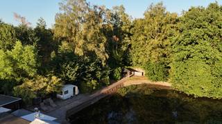 Gezellig vakantieverblijf met grote privé (vis)vijver gelegen te Balen op de grens met Mol, grenzend aan natuurdomein Molderbroek.<br /><br />Het betreft een caravan op een terrein van 3050 m² met leefruimte, keuken, toilet, badkamer en 2 slaapkamers.<br /><br />Bar en terras gelegen aan de vijver.<br /><br />Het domein is volledig privé met eigen toegang en volledig omheind. Mogelijk om wagen op domein te parkeren op oprit. Aansluiting stadswater en elektriciteit aanwezig. <br /><br />Uitermate geschikt voor natuurliefhebbers die van rust houden. Ideaal voor fervente wandelaars, fietsers, lopers.... De nieuw aangelegde Fietsostrade ligt op 400 meter. Keiheuvel, Molse Meren, Pakawi park (dierentuin), Centerparcs Vossemeren, Lommelse sahara vlot te bereiken.<br /><br />Hier is het plaatsen van een domicilie niet mogelijk. EPC: / UC:/