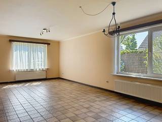 Zeer aangename en handig ingedeelde woning in half open verband met maar liefst 5 slaapkamers. Gelegen op een perceel van 746m², in een rustige...