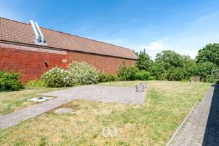 SCHRIJF JE IN VOOR HET EERSTE BEZOEKMOMENT VAN WOENSDAG 15 JULI VIA ONZE WEBSITE!<br /><br />Ben jij op zoek naar een woning met garage, zonnige tuin en een achterliggende weide in Melden? Gevonden!<br /><br />De achterliggende weide, de drie ruime slaapkamers, de garage met sectionale poort en de zonnige tuin met stallingen zijn maar enkele van de vele troeven die we hier terugvinden. Bovendien geniet je vanuit de leefruimte van een aangenaam zicht op de tuin en beschikt de woning over een praktische keuken met ontbijthoek, een badkamer met douche én ligbad en een reeds geïsoleerde zolderruimte.<br /><br />Deze eigendom is de ideale keuze voor wie op zoek is naar een gezinswoning met veel buitenruimte. De achterliggende weide biedt tal van mogelijkheden en is een absolute meerwaarde voor dierenliefhebbers of wie graag geniet van extra ruimte rondom de woning.<br /><br />Lijkt deze woning wel iets voor jou? Aarzel dan zeker niet en contacteer ons vandaag nog voor een bezoek!