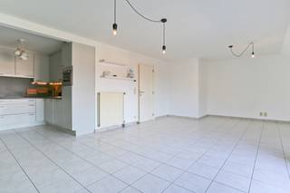 Découvrez ce spacieux appartement duplex, alliant confort, fonctionnalité et excellente situation.

Dès l'entrée, vous accédez à un hall d'entrée qui dessert le lumineux séjour avec espace salle à manger et une cuisine ouverte entièrement équipée. Le hall donne également accès à une première chambre disposant de sa salle de douche privative avec lavabo. Depuis le séjour, vous profitez d'une agréable terrasse, idéale pour vous détendre.

À l'étage se trouvent une seconde pièce équipée de placards intégrés, pouvant parfaitement servir de chambre, de dressing ou d'espace bureau, ainsi qu'une seconde salle de bains avec baignoire et lavabo.

L'appartement dispose également d'un espace de rangement pratique offrant un confort de stockage supplémentaire.

L'immeuble est équipé d'un ascenseur et l'appartement bénéficie de la climatisation. Grâce à son excellent certificat PEB B, vous profitez d'un logement économe en énergie.
Sa situation constitue un véritable atout : à quelques pas des transports en commun, des commerces et des écoles, vous bénéficierez de toutes les commodités à proximité.

Charges communes : 90 €/mois
Provision pour la consommation privative d'eau : 30 €/mois