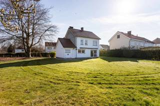 <p>Vous êtes à la recherche d’une maison prête à emménager avec 3 chambres et un magnifique jardin ? Alors cette maison 4 façades située sur un terrain de 9a 68ca vaut certainement le détour.<br /><br />Située Albert Heyrbautlaan 50 à Dilbeek, cette maison bénéficie d’un emplacement idéal. Toutes les facilités telles que les transports en commun, la gare, les écoles, les commerces ainsi que la réserve naturelle Wolfsputten se trouvent à distance de marche. De plus, vous rejoignez en voiture les accès au Ring en moins de 2 km.<br /><br /><strong>En résumé : l’emplacement idéal pour ceux qui souhaitent vivre au calme tout en restant facilement accessibles.</strong><br /><br /><span>Composition</span><br /><br />Nous entrons dans la maison par un hall d’entrée lumineux avec toilette invités séparée. Depuis ce hall, nous accédons au séjour chaleureux, qui bénéficie d’une belle luminosité naturelle grâce aux grandes fenêtres situées à l’avant et à l’arrière de la maison.<br /><br />La maison dispose également d’une cuisine rénovée et entièrement équipée, accompagnée d’un espace de rangement pratique. Dans le prolongement, nous trouvons le garage intégré, idéal pour charger et décharger facilement les courses.<br /><br />Au premier étage se trouvent 3 chambres (12 m² – 8 m² – 8 m²), un petit dressing ainsi qu’une salle de bains à rénover avec baignoire et lavabo simple. Le grenier entièrement isolé (33 m²) offre un espace de rangement supplémentaire et est idéal pour le stockage de matériel.<br /><br /><span>Atouts supplémentaires</span>: PEB favorable (C) - Possibilités d’extension - Allée de stationnement - Magnifique espace jardin<br /><br />Prêt à faire de cette maison votre nouveau chez-vous ?<br /><br /><strong>Contactez-nous via info@impromove.be ou au 02 887 80 56.</strong></p>