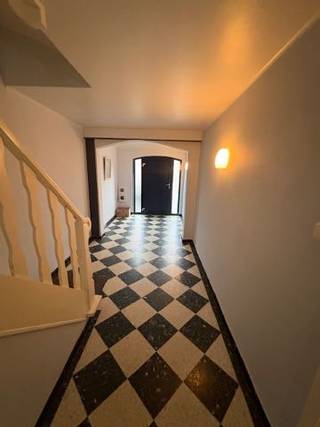 Appartementsgebouw in Deurne Zuid<br /><br />Dit opbrengsteigendom, kadastraal opgedeeld als 3 wooneenheden (2 appartementen en studio), bevindt zich op een gegeerde locatie nabij het Boelaarpark en Boekenbergpark in Deurne-Zuid. <br /><br />De ligging is een absolute troef: in de nabijheid van winkels, scholen, openbaar vervoer en belangrijke invalswegen, terwijl ook parken en groenzones vlot bereikbaar zijn. Dit maakt de eigendom aantrekkelijk voor een brede doelgroep van huurders of bewoners.<br /><br />Het gebouw is momenteel ingedeeld in 2 reeds verhuurde appartementen (95m2) gelegen op 1e en 2e verdiep. <br />De gelijkvloerse verdieping is verdeeld onder de huidige huurders.<br /><br />De appartementen beschikken over een ruime leefruimte (29,5m2) met grote ramen die zorgen voor veel lichtinval, een keuken, 2 ruime slaapkamers (15,5m2 en 11,6m2), een badkamer, een hal en een afzonderlijk toilet. Achteraan beschikt elk appartement over een privaat terras met een bergruimte.<br /><br />Op het gelijkvloers bevindt zich een garage, apart toilet, twee (slaap)kamers (15,5m2 en 11,6m2) én een ruime tuin (115m2) welke eveneens vergund is als wooneenheid (studio).<br /><br />EPC-score:<br />- Verdiep 1: 161 kWh/m2jaar (B)<br />- Verdiep 2: 187 kWh/m2jaar (B)<br /><br />Volgende technische verbeteringen zijn reeds gedaan:<br />- Volledig vernieuwde riolering in PE in garage en achterste kamers - 2009<br />- Vernieuwde verwarmingsketel - 2022 (warmteverdeling via ISTA)<br />- Vernieuwde roofing op het dak + 12 cm extra isolatie (PIR) - 2023<br /><br />Elektriciteit conform.<br /><br />Beide appartementen zijn verhuurd aan stabiele huurders en de gelijkvloerse verdieping is verdeeld onder de huidige huurders (huurders 1e verdiep hebben achterste kamers, toilet en tuin; huurders van het 2e verdiep hebben garage en staplaats op de oprit). Met andere woorden een uitstekende investeringsopportuniteit met een interessant rendement en uitbreidingsmogelijkheden.