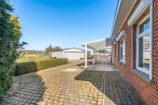 Op een mooi perceel van net geen 12 are bevindt zich deze ruime vergunde bungalow met veel potentieel.Het centrum van Tienen, met alles wat u nodig...