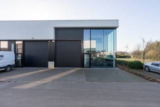 <p>Deze bedrijfsunit met een totale oppervlakte van 244 m² bevindt zich op een strategische locatie met uitstekende zichtbaarheid. Het pand is momenteel verhuurd voor 1250 euro per maand en vormt dankzij de gunstige ligging en de nieuwstaat een interessante investering, zowel voor eigen gebruik als opbrengsteigendom.</p>
<p>De unit beschikt op het gelijkvloers over een toonzaal van 40 m² met grote raampartijen die zorgen voor veel natuurlijke lichtinval en optimale visibiliteit voor uw onderneming. Daarnaast is er een opslagruimte van 130 m², uitgerust met een keuken, twee toiletten en een serverruimte.</p>
<p>Op de eerste verdieping bevindt zich het kantoorgedeelte van 50 m², ideaal voor administratieve activiteiten of extra werkruimte.</p>
<p>Tot slot is het pand niet alleen vlot bereikbaar dankzij zijn centrale ligging, maar ook klantvriendelijk door de aanwezigheid van vier autostaanplaatsen voor het gebouw.</p>
<p><strong>Interesse of wenst u meer informatie?</strong><br />Neem gerust contact met ons op via <strong>013 66 62 08</strong>.</p>