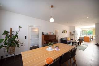 Deze instapklare woning gelegen vlakbij het centrum van Menen is op zoek naar zijn nieuwe eigenaars!We betreden de woning via de ruime...