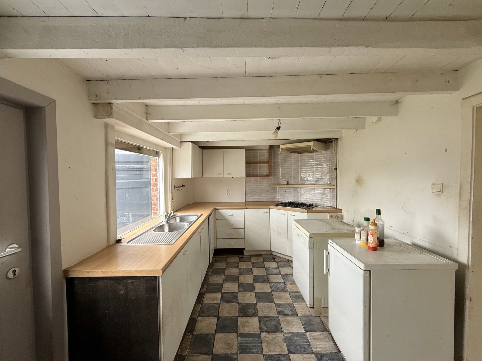 Te renoveren woning met 3 slaapkamers, garage en tuin - foto 5