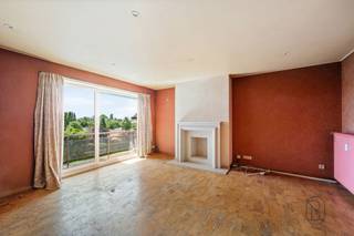 <p>Te koop: ruim 2-slaapkamerappartement op centrale ligging in Kuurne</p><p>In het centrum van Kuurne bevindt zich dit verzorgde appartement met een praktische indeling en ruime leefvolumes. Dankzij de centrale ligging zijn winkels, scholen en openbaar vervoer vlot bereikbaar.</p><p>Wat maakt dit pand uniek?<br />Bij het binnenkomen wordt u verwelkomd in een ruime en lichtrijke leefruimte, ideaal om comfortabel te wonen. De afzonderlijke keuken biedt alle ruimte voor dagelijks gebruik en sluit mooi aan op de leefruimte.Het appartement beschikt over twee volwaardige slaapkamers en een badkamer uitgerust met zowel een ligbad als een douche. Verder is er een berging aanwezig, alsook een ondergrondse staanplaats.</p><p>Voor wie is dit ideaal?</p><p>Ideaal voor men die op zoek zijn naar een ruim appartement op een uitstekende locatie.</p><p>Te koop via Immo Beguin, jouw vastgoedexpert sinds 2009, met kantoren in Ronse, Waregem, Kortrijk, Deinze, Doornik en Lessines.<br />Meer info of bezoek aanvragen via: arne@immobeguin.be</p>