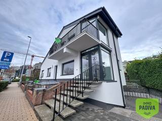 Zeer lichtrijk tweeslaapkamerappartement met open zicht op de duinen en op wandelafstand van de zeedijk en de tramhalte in Middelkerke.Indeling1°V.:...