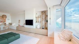 Luxe appartement in Ibiza-stijl met adembenemend zeezicht aan het Albertplein...Dit unieke, volledig gerenoveerde appartement combineert hedendaagse...