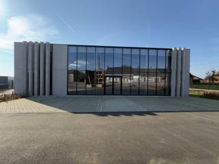 Deze commerciële showroom van<strong> 419,5 m²</strong> maakt deel uit van het hoogwaardige bedrijvenpark MG PARK ARSELA in Tielt. Dankzij de uitstekende zichtbaarheid langs de Deinsesteenweg, een van de belangrijkste invalswegen van de regio, geniet deze unit van een uitzonderlijke commerciële exposure. Bovendien beschikt de showroom over 6 privatieve parkeerplaatsen, wat de bereikbaarheid en toegankelijkheid voor klanten en bezoekers sterk verhoogt. <br /><br />De ruimte wordt casco opgeleverd en biedt dankzij haar royale oppervlak en moderne structuur een zeer flexibele indeling. De combinatie van een duurzame staalconstructie, een kwalitatieve afwerking met betonplint en geïsoleerde sandwichpanelen, en grote raampartijen zorgt voor een aantrekkelijke, toekomstgerichte commerciële omgeving. Met een vrije hoogte van 5 meter, een automatische sectionale poort (4 m breed x 4,2 m hoog) en een lichtdoorlatend rookluik, is deze showroom zowel functioneel als visueel sterk.<br /><br />Daarnaast beschikt de unit over een geïsoleerd dak met een draagvermogen van 0,15 kN/m² voor zonnepanelen en een regenwaterput van 5.000 liter. De strategische ligging nabij de <strong>E17 en E40</strong> maakt dit een uiterst interessante locatie voor bedrijven die visibiliteit, bereikbaarheid en kwaliteit willen combineren.<br /><br />De parkeerplaatsen dienen verplicht mee aangekocht te worden aan een prijs van 6000 euro/parkeerplaats.<br /><br />Contacteer Henry Van Tornhout voor bijkomende inlichtingen of een vrijblijvend plaatsbezoek via <strong>+32 474 13 37 93</strong> of via<strong> henry@kmovastgoed.be </strong><br />