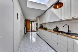 <p>Deze woning is <strong>gunstig gelegen</strong> in Bevere, op een boogscheut van het centrum van Oudenaarde. Dankzij de vlotte bereikbaarheid en de nabijheid van het station, winkels, scholen en andere dagelijkse voorzieningen geniet u hier van een bijzonder praktische ligging. Ook de aansluiting op de N60 is vlot bereikbaar, wat deze locatie ideaal maakt voor wie centraal wil wonen met goede verbindingen naar de ruime omgeving. Via de aparte inkomhal betreedt u de <strong>gezellige leefruimte</strong>, die naadloos overgaat in de <strong>vernieuwde en volledig geïnstalleerde keuken</strong>. Verder bevinden zich op het gelijkvloers een praktische berging, een apart toilet en de badkamer. Op de eerste verdieping bevinden zich <strong>twee slaapkamers</strong>. De zolderverdieping biedt bovendien extra mogelijkheden en kan, mits renovatie, ingericht worden als derde slaapkamer, bureauruimte, hobbykamer of extra bergruimte. Tot slot beschikt de woning over een <strong>gezellig terras</strong> en een <strong>diepe tuin</strong>, waar u volop kunt genieten van rust en buitenruimte. <strong>Dak werd recent geïsoleerd</strong> - <strong>10 zonnepanelen</strong> - <strong>EPC B - Asbestveilig</strong></p>