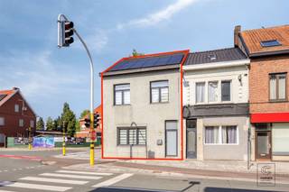 <p>Deze ruime woning met een bewoonbare oppervlakte van <strong>183 m²</strong> en vier slaapkamers is uitstekend gelegen en biedt een comfortabele indeling voor het hele gezin. Via de ruime inkomhal, die tevens toegang geeft tot de kelder, betreedt u de woning. Op het gelijkvloers bevinden zich een eerste badkamer, uitgerust met een douche, toilet en lavabomeubel, en een lichtrijke leefruimte die naadloos aansluit op de open, <strong>volledig geïnstalleerde keuken</strong>. Deze is voorzien van een vaatwasser, oven, koelkast, kookvuur en tal aan ingemaakte kasten.</p><p>Op de eerste verdieping vindt u twee ruime slaapkamers en een tweede badkamer, voorzien van een ligbad, toilet, dubbel lavabomeubel en aansluitingen voor een wasmachine/droogkast. De tweede verdieping beschikt over nog twee bijkomende slaapkamers, waardoor deze woning in totaal <strong>vier volwaardige slaapkamers</strong> telt. Achteraan de woning bevindt zich een aangename, <strong>oostgericht koer</strong> die rechtstreeks toegankelijk is vanuit de keuken. Hier kunt u in alle rust genieten van de ochtend- en middagzon.</p><p>Kortom, een verrassend ruime en instapklare gezinswoning op een uitstekende locatie, met alle comfort en ruimte die u zoekt.</p><p>Extra: <br />- Zonnepanelen!<br />- Elektrische rolluiken in de leefruimte. <br />- EPC 138 kWh/m2 jaar (Score B -> GEEN renovatieverplichting!)<br />- Watertoets: perceelscore C, gebouwscore C. <br />- Woongebied - Stedenbouwkundige informatie in aanvraag, maatregelenregister in aanvraag</p><p>Nabij school, winkels, autosnelweg, openbaar vervoer, etc. Voor meer info ga naar www.coenenvastgoed.be of bel 03/375.82.92.<br /> </p>