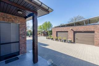 Rustig gelegen in de <strong>groene rand rond Sint-Niklaas</strong>, met een prachtig open zicht op de omliggende velden, bevindt zich deze vrijstaande bungalow op een <strong>royaal perceel van 1.371 m²</strong>. Een eigendom die zich uitstekend leent voor wie op zoek is naar comfortabel, gelijkvloers wonen in een <strong>rustige en groene omgeving</strong>.<br /><br />U betreedt de woning via de inkomhal met apart gastentoilet. De leef- en eetruimte vormt het hart van de woning en wordt gekenmerkt door een aangename lichtinval en een sfeervolle houtkachel. Aansluitend bevindt zich de in 2022 volledig vernieuwde keuken. De veranda sluit naadloos aan op de leefruimte en vormt een ideale plek om het hele jaar door te genieten van de rustige, groene omgeving.<br /><br />Verder beschikt de woning over <strong>drie volwaardige slaapkamers</strong> en een badkamer. De <strong>zolderverdieping</strong>, bereikbaar via een trapluik, biedt bijkomende bergruimte en potentieel voor verdere invulling.<br /><br />Enkele troeven op een rij:<br />- conforme elektrische installatie<br />- <strong>dubbele garage</strong><br />- <strong>zonnepanelen</strong> (10.920 Wp)<br />- dakisolatie (18 cm minerale wol). <br /><br />Deze eigendom combineert een praktische indeling met een goede, structurele basis en vormt een uitstekende opportuniteit voor wie op zoek is naar rust, gezelligheid en wooncomfort. Interesse? Contacteer ons via laurens@claves.be of op het nummer 0476 21 35 46.