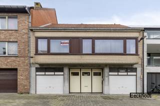 Deze ruime woning is gelegen in een rustige straat, nabij winkels en supermarkten, bushaltes, scholen en belangrijke invalswegen.<br />De woning beschikt op het gelijkvloers over een ruime werkplaats/opslagplaats of garage waar 3 auto's kunnen gestald worden. Daarbovenop zijn er nog 2 extra afgesloten garageboxen rechtstreeks bereikbaar vanop de straat (dus apart verhuurbaar). Verder is er op de begane grond nog een technische berging (met verwarmingsketel), een tweede berging en een groot, onderhoudsvrij terras aanwezig.<br />Op de eerste verdieping is er een nachthal met vestiairekast, een grote woonkamer, aparte keuken met terras, 2 volwaardige slaapkamers en een volledig vernieuwde badkamer.<br />Bovendien is er nog een grote zolderruimte waar nog 2 slaapkamers kunnen gecreëerd worden.<br />Door de grote ruimtes heeft deze woning enorm veel mogelijkheden en kan men er mits enkele renovatiewerken een prachtige woonst van maken!